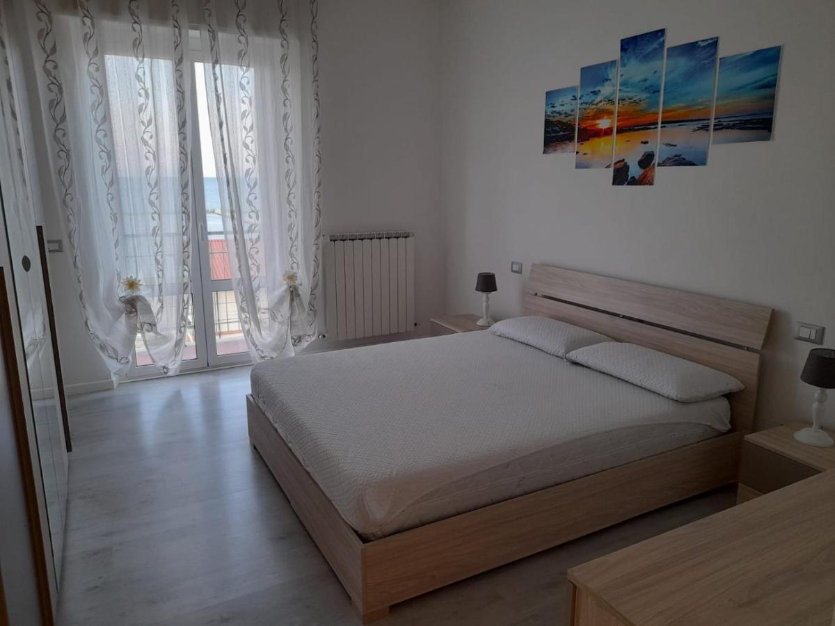 Appartamento Fronte Mare 法尔科纳拉·玛里提马 外观 照片